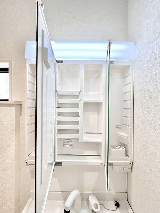 【その他設備(三面鏡裏収納)】三面鏡の裏に、化粧品や衛生用品などを収納可能。洗面台をすっきりと保ちます!