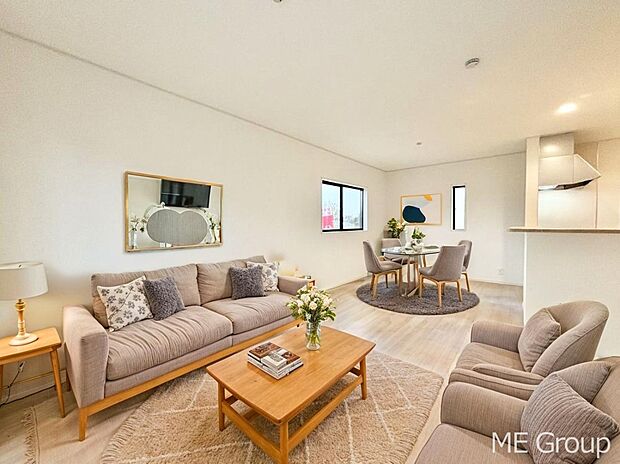 【リビング】ご家族の賑やかな話し声で包まれる明るいリビング  ※家具はCGです