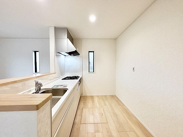 【ダイニングキッチン】料理をしながらでもご家族との会話を楽しめる対面キッチン