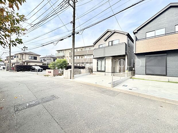 【前面道路含む現地写真】前面道路はきちんと整備されています