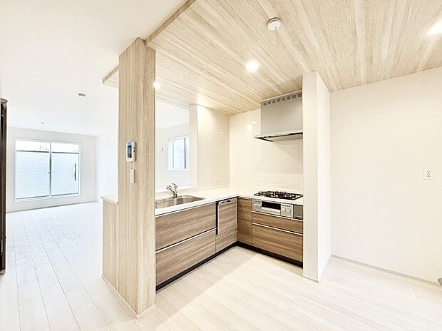 【ダイニングキッチン】料理をしながらご家族との会話を楽しめる対面カウンターキッチン