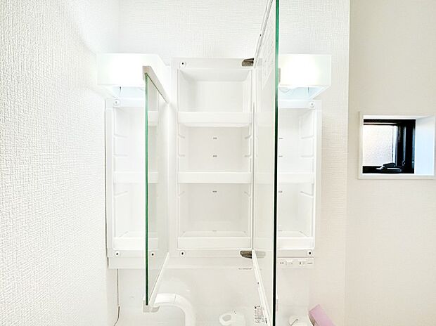 【その他設備(三面鏡裏収納)】三面鏡の裏に、化粧品や衛生用品などを収納可能。洗面台をすっきりと保ちます!