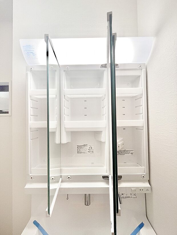 【その他設備(三面鏡裏収納)】三面鏡の裏に、化粧品や衛生用品などを収納可能。洗面台をすっきりと保ちます!