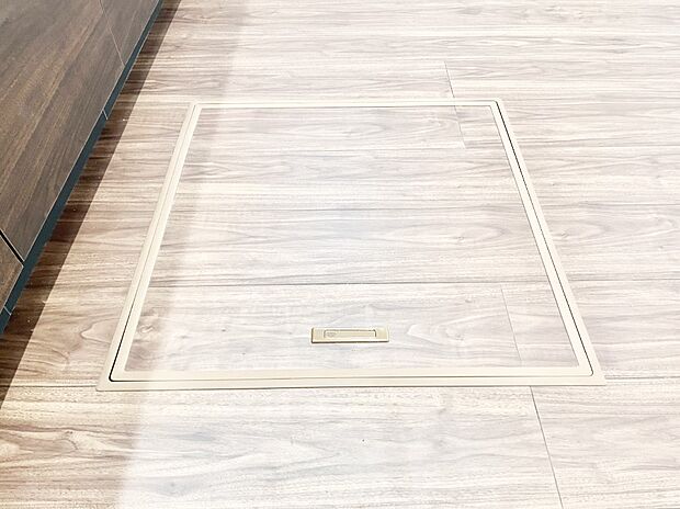 【その他設備(床下収納)】床下収納付き！日用品・非常用品の収納にも大活躍。