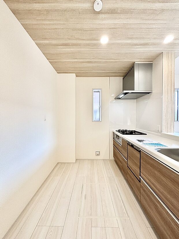 【ダイニングキッチン】ポップアップ天井が素敵なキッチン！窓があるので採光もとれ換気にも役立ちます。