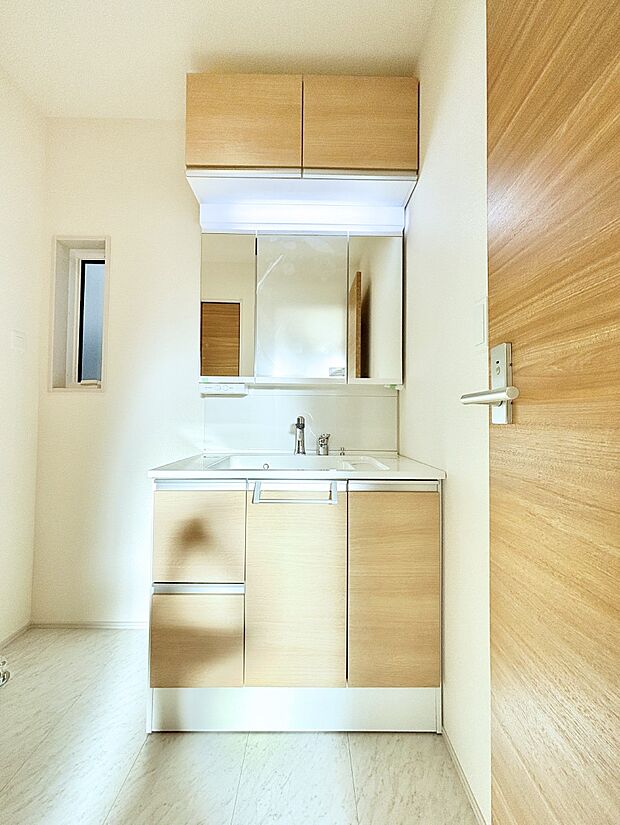 【洗面台・洗面所】大きく見やすい三面鏡で清潔感ある洗面台は、身だしなみチェックや肌のお手入れにおすすめです。