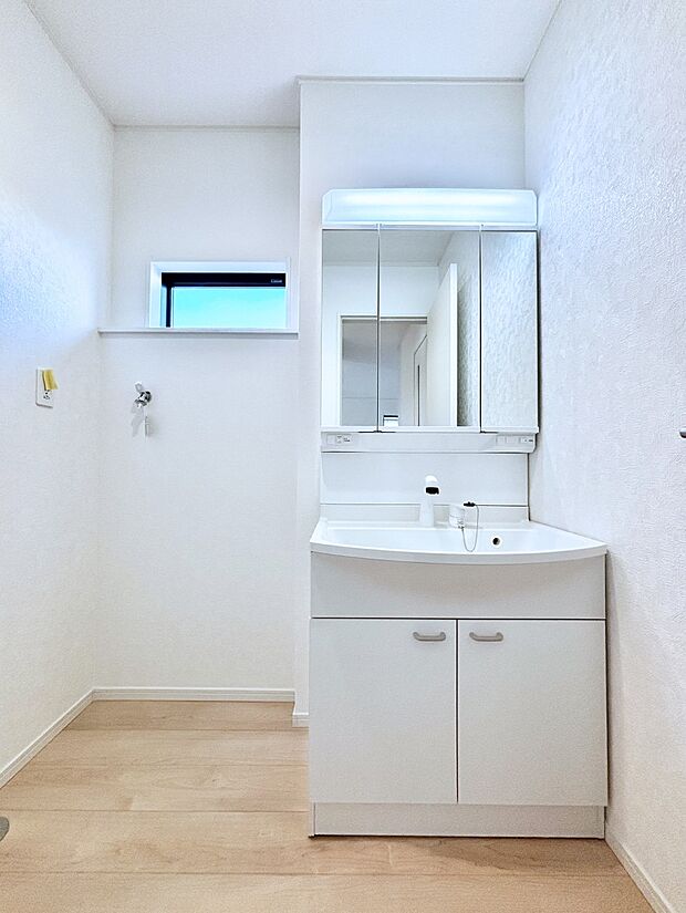 【洗面台・洗面所】大きく見やすい三面鏡で清潔感ある洗面台は、身だしなみチェックや肌のお手入れにおすすめです。