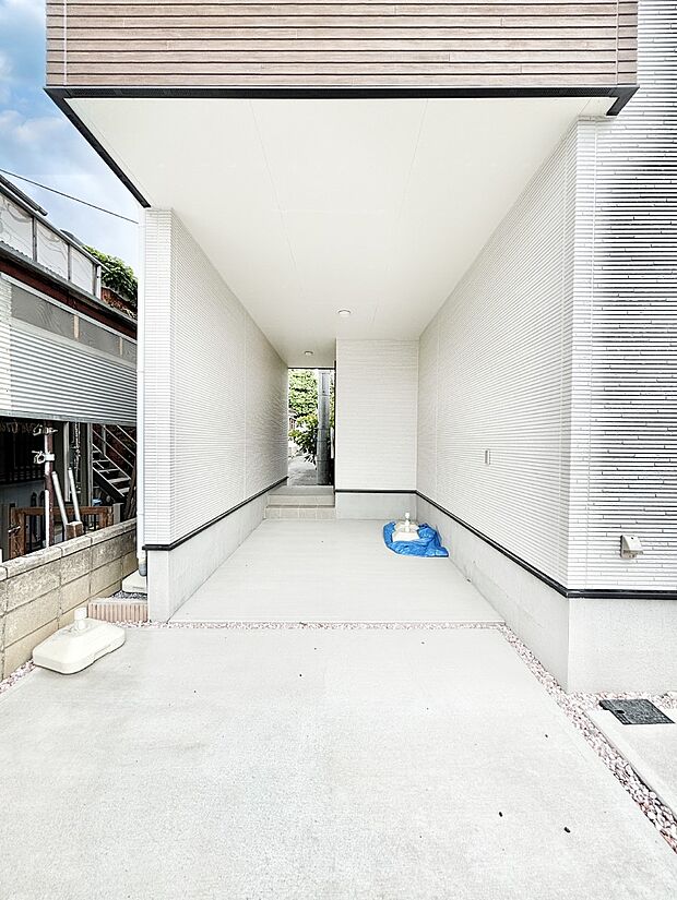 【駐車場】雨風から大切な愛車を守るビルトインガレージ