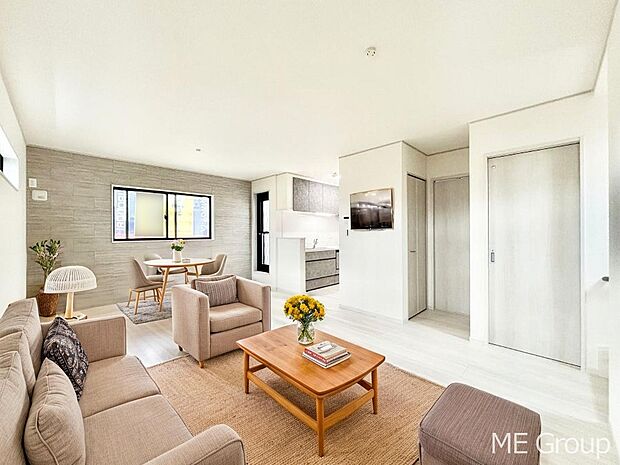 【リビング】プライバシーも守れる2階リビングは明るく開放感たっぷり！　※家具はCGです