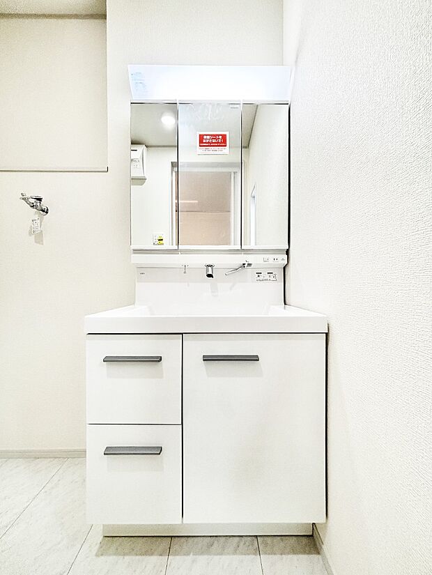 【洗面台・洗面所】三面鏡が嬉しい洗面化粧台です。