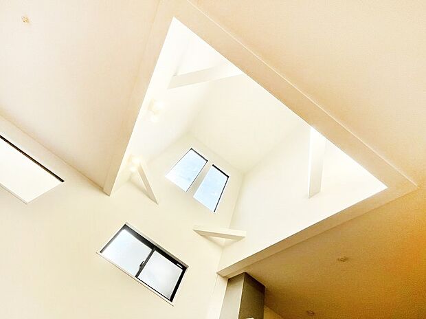 【その他設備(吹抜け)】お洒落で開放感が演出されるリビングの吹抜け