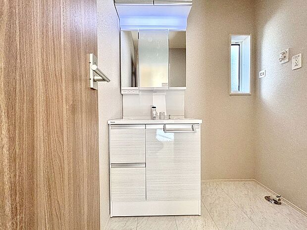 【洗面台・洗面所】大きく見やすい三面鏡で清潔感ある洗面台は、身だしなみチェックや肌のお手入れにおすすめです。