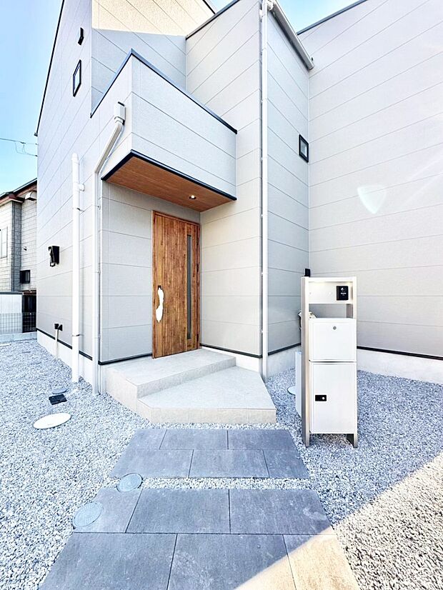 【玄関】大切な家族、来客を出迎える玄関。