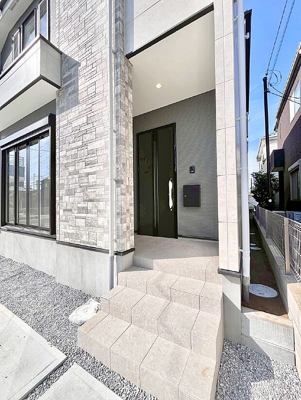 【玄関】住まいの顔を演出する、玄関ドア。