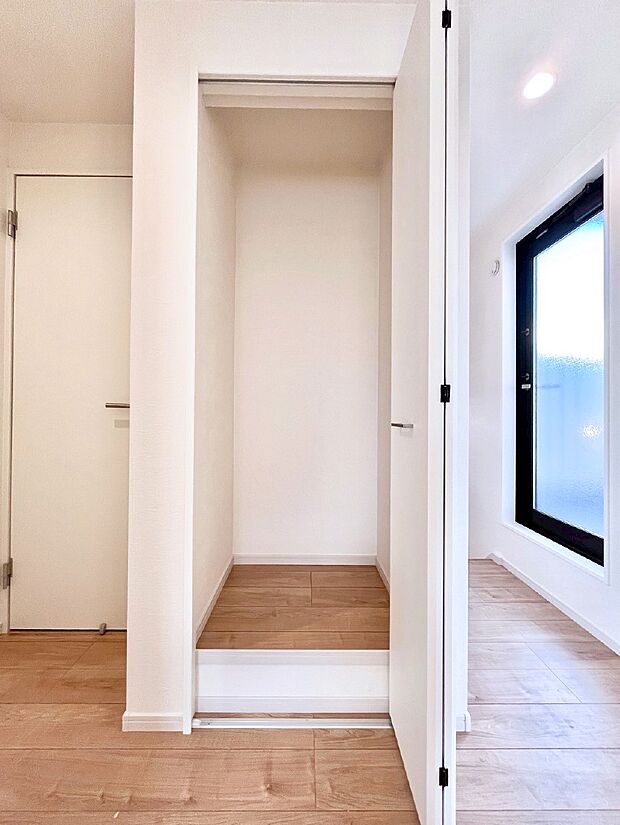 【その他設備(廊下収納)】2階廊下収納があり、掃除道具や季節の小物を収納することができます。