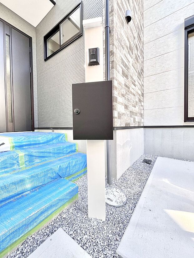 【その他現地】シンプルデザインのポスト。