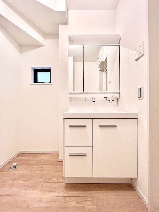 【洗面台・洗面所】大きく見やすい三面鏡で清潔感ある洗面台は、身だしなみチェックや肌のお手入れにおすすめです。