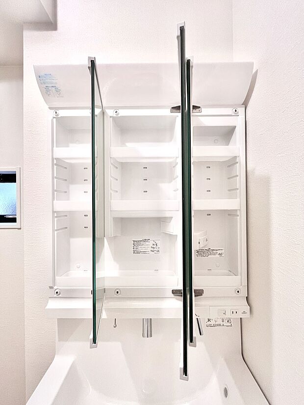 【その他設備(三面鏡裏収納)】三面鏡の裏に、化粧品や衛生用品などを収納可能。洗面台をすっきりと保ちます！
