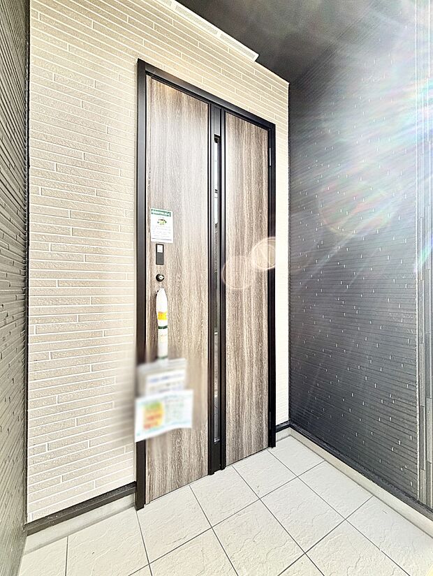 【玄関】大切な家族、来客を出迎える玄関。