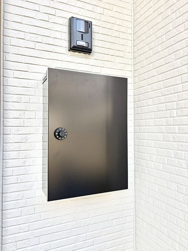 【その他現地】シンプルデザインのポスト。