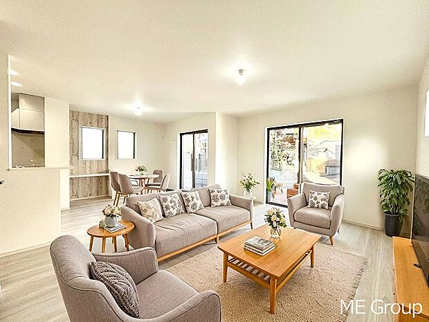 【リビング】ご家族の賑やかな話し声で包まれる明るいリビング  ※家具はCGです