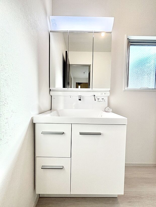 【洗面台・洗面所】大きく見やすい三面鏡で清潔感ある洗面台は、身だしなみチェックや肌のお手入れにおすすめです。