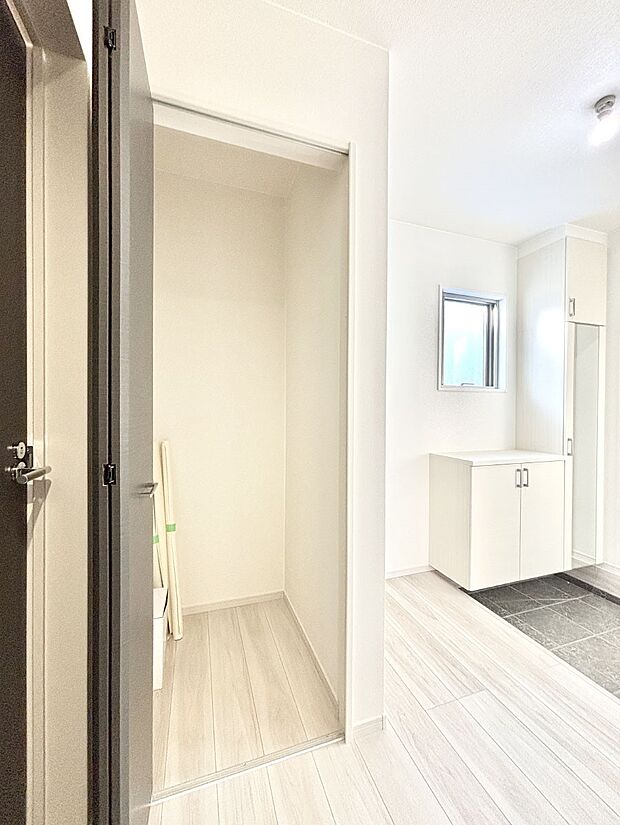 【その他設備(玄関ホール収納)】玄関ホール収納です。掃除道具やお出かけ用グッズの収納に便利です。