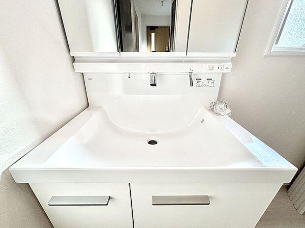 【その他設備(三面鏡裏収納)】三面鏡の裏に、化粧品や衛生用品などを収納可能。洗面台をすっきりと保ちます！