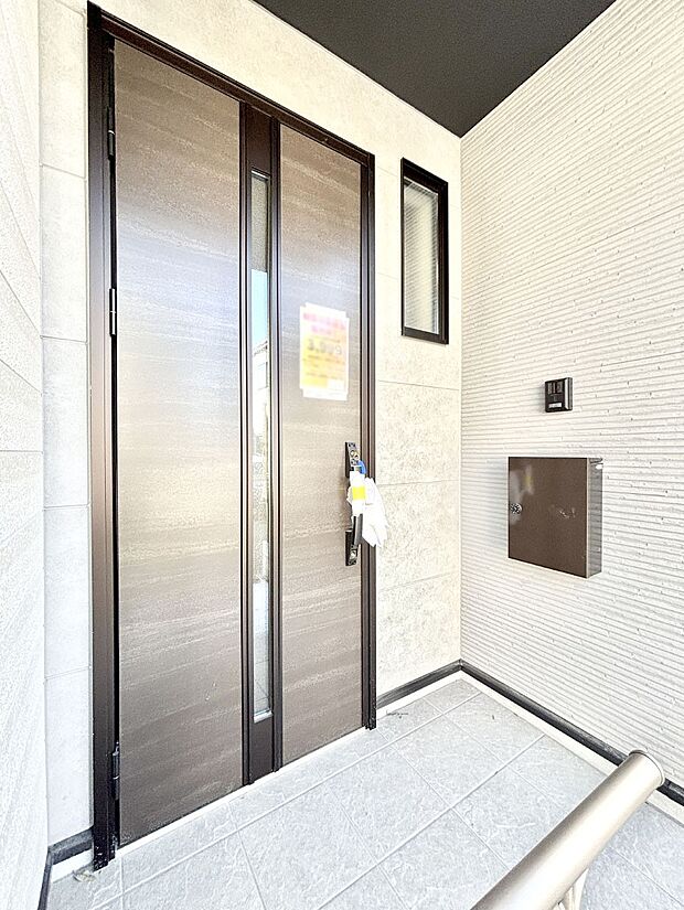 【玄関】大切な家族、来客を出迎える玄関。