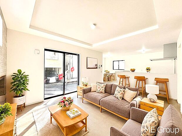 【リビング】ご家族の賑やかな話し声で包まれる明るいリビング  ※家具はCGです