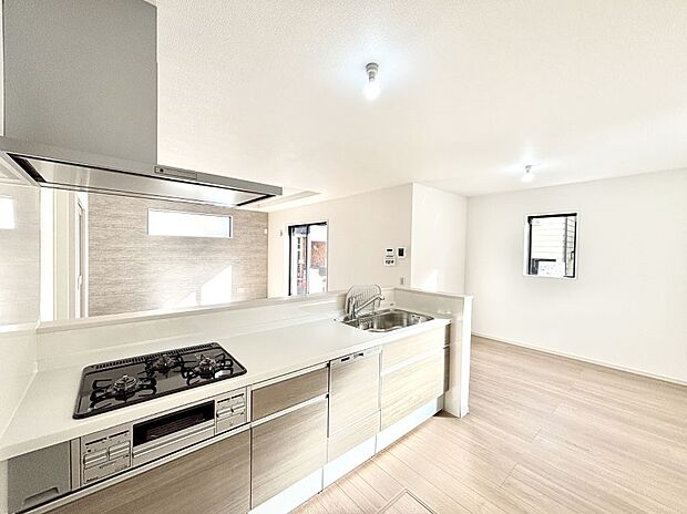 【ダイニングキッチン】料理をしながらでもご家族との会話を楽しめる対面キッチン