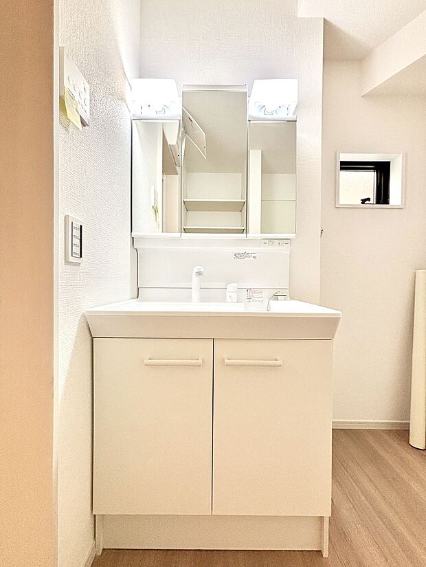 【洗面台・洗面所】大きく見やすい三面鏡で清潔感ある洗面台は、身だしなみチェックや肌のお手入れにおすすめです。