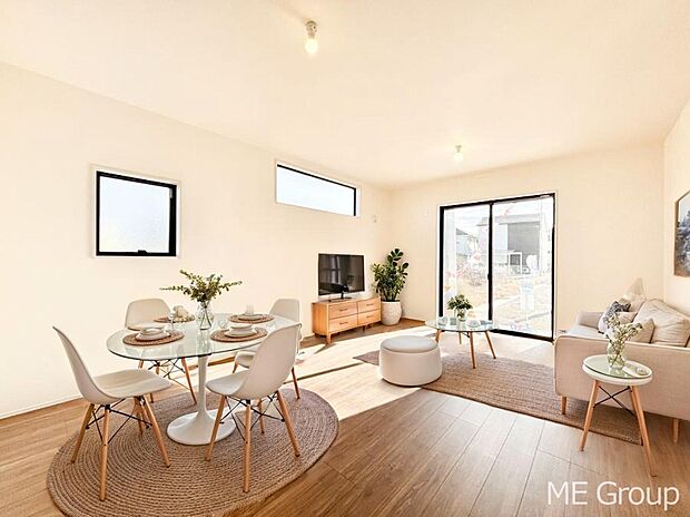 【リビング】ご家族の賑やかな話し声で包まれる明るいリビング  ※家具はCGです