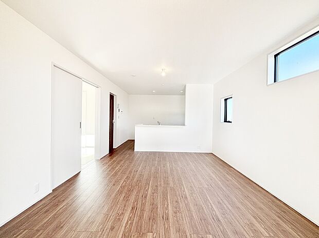 【リビングダイニング】明るい陽光が注ぎ、寛ぎの雰囲気に満たされるリビング・ダイニング。 