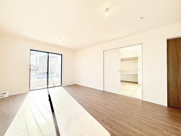 【ダイニング】家族の笑顔が自然と生まれてくる、そんな雰囲気のダイニングに仕上がっています 