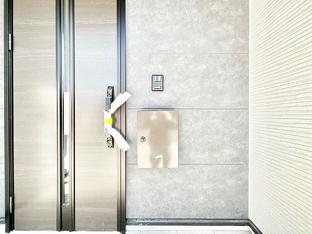 【その他現地】シンプルデザインのポスト。