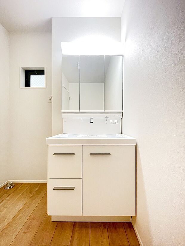 【洗面台・洗面所】大きく見やすい三面鏡で清潔感ある洗面台は、身だしなみチェックにおすすめです。