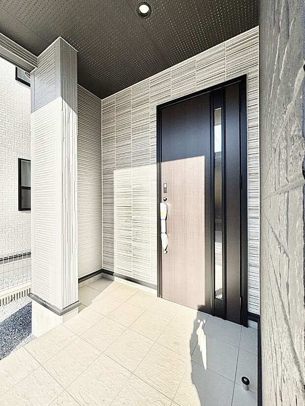 【玄関】大切な家族、来客を出迎える玄関。