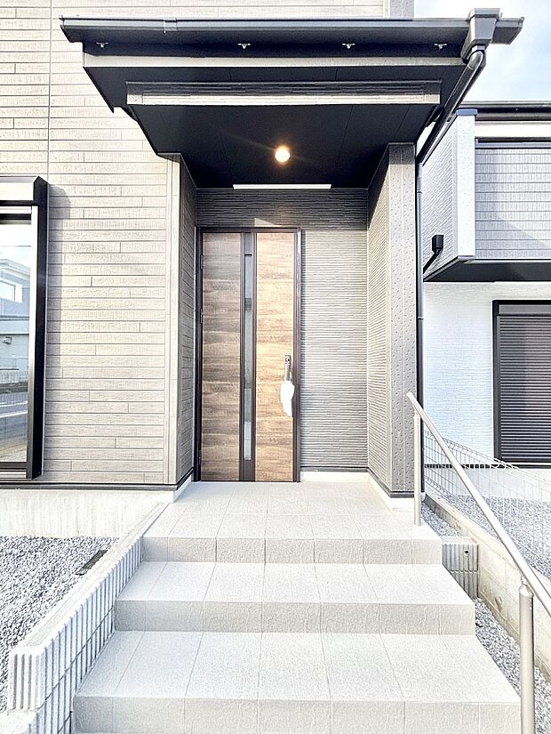 【玄関】大切な家族、来客を出迎える玄関。