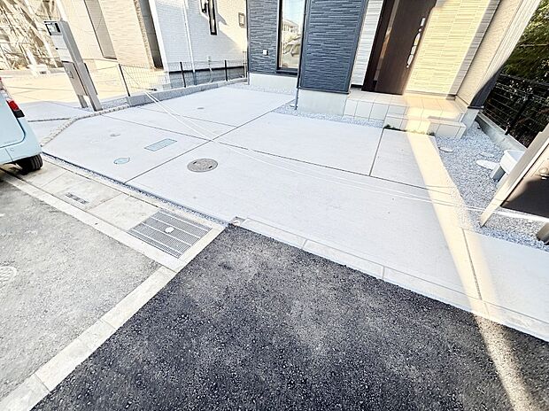 【駐車場】2台(車種による)駐車可!ご家族みんなの自転車も置ける広々カースペース。