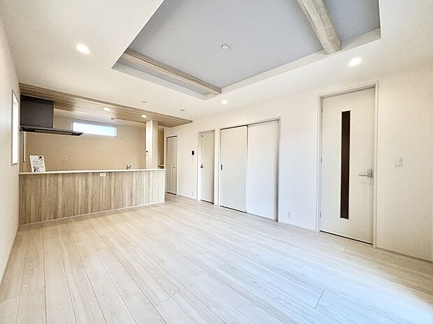 【リビングダイニング】折上天井は立体的な奥行きがあるので、天井が広く見えて開放的な空間を演出できます。