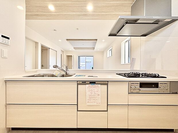 【キッチン】リビングを見渡せる人気のカウンターキッチン。 家族を見守りながら家事をすることができます。