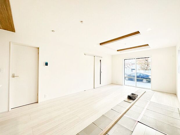 【リビングダイニング】大きな窓からたっぷりの陽光と風を感じられるリビング