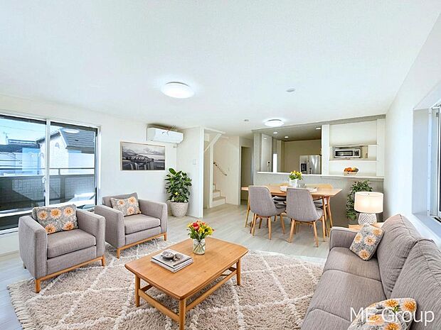 【リビング】ご家族の賑やかな話し声で包まれる明るいリビング ※家具はCGです