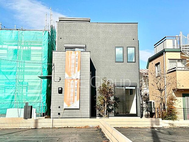 【現地外観写真】洗練された外観、上質な住空間が広がる室内は永く安心して過ごせる住居です。 