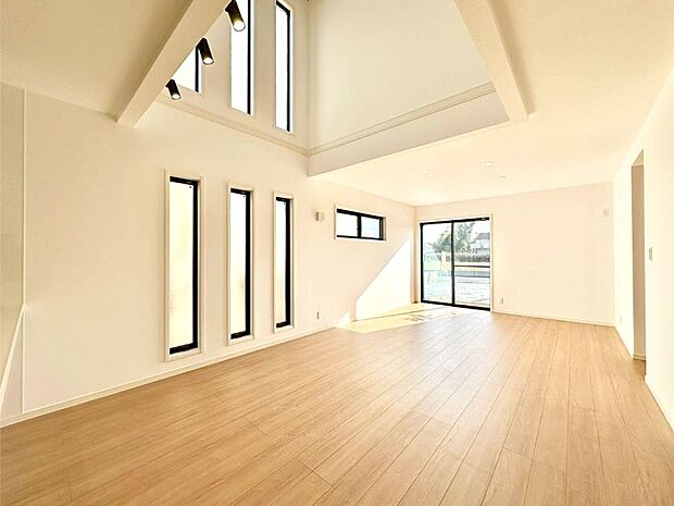 【リビングダイニング】大きな窓からたっぷりの陽光と風を感じられるリビング