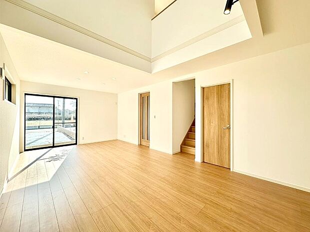 【ダイニング】リビング階段が家族の笑顔と会話をつないでくれます  