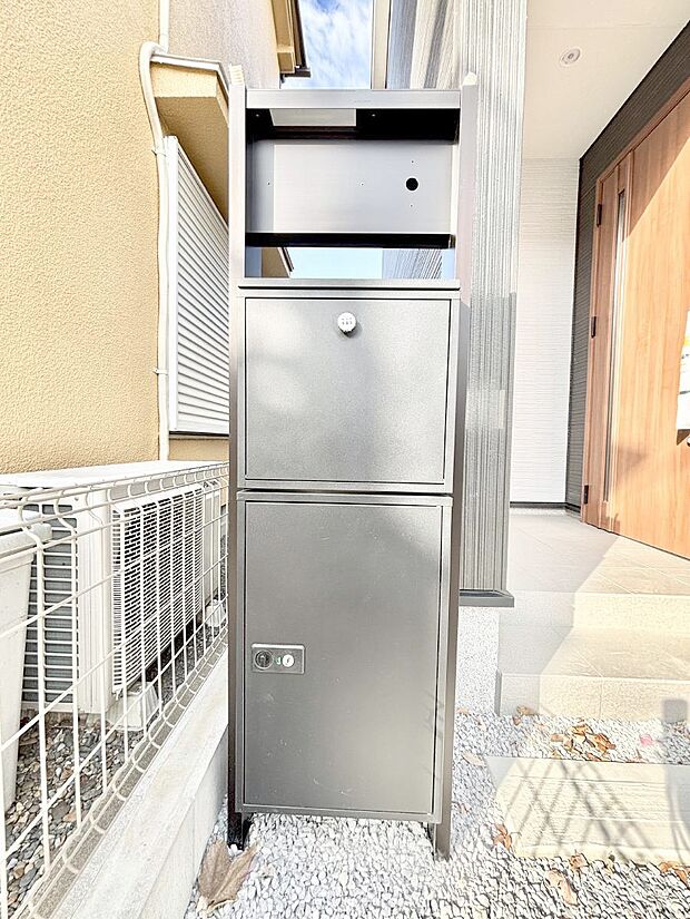 【その他現地】シンプルデザインのポスト。