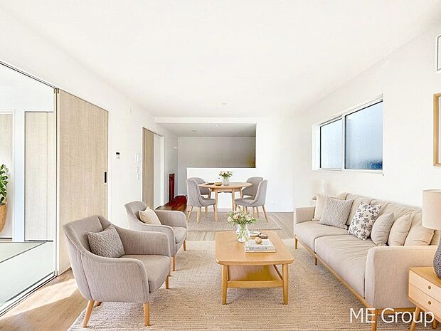 【リビング】家族の和やかな会話が聞こえてきそう。開放感のあるリビングです。※家具はCGです