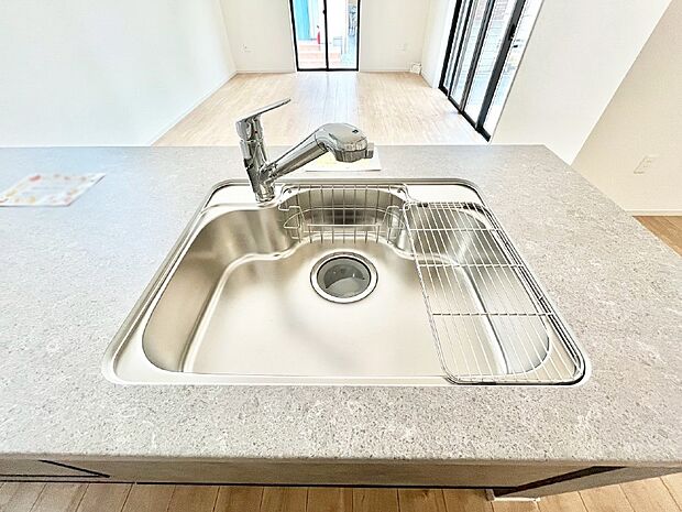 【その他設備(シンク)】広々としたシンクでお料理やお皿洗いもラクラク快適に！